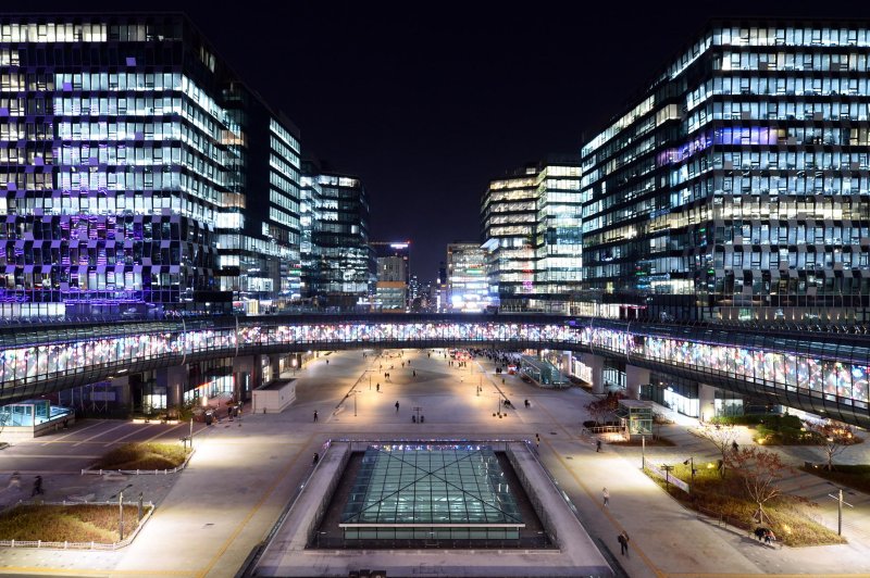 [성남=뉴시스]성남 첨단산업 기업 사무실 불빛으로 밝아진 판교테크노밸리 야경(사진=성남시 제공)2026.02.02.photo@newsis.com