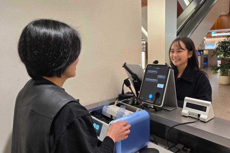 [서울=뉴시스] 서울 강남구 하우스오브신세계 청담에서 고객 응대 데스크에 방문한 고객이 직원과 챗 트랜스레이션 엔터프라이즈를 통해 글로벌 소통하고 있다. (사진=플리토 제공) *재판매 및 DB 금지