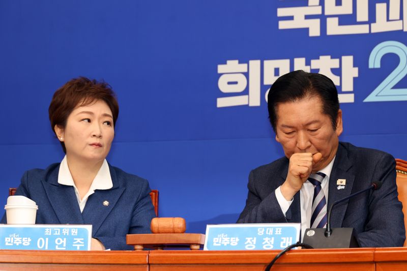 더불어민주당 정청래 대표(오른쪽)와 이언주 최고위원이 2일 국회에서 열린 최고위원회의에 참석해 있다. 사진=서동일 기자