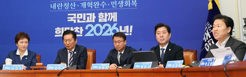 더불어민주당 이언주 최고위원(왼쪽)이 2일 국회에서 열린 최고위원회의에서 문정복 최고위원(오른쪽)의 발언을 듣고 있다. 사진=서동일 기자