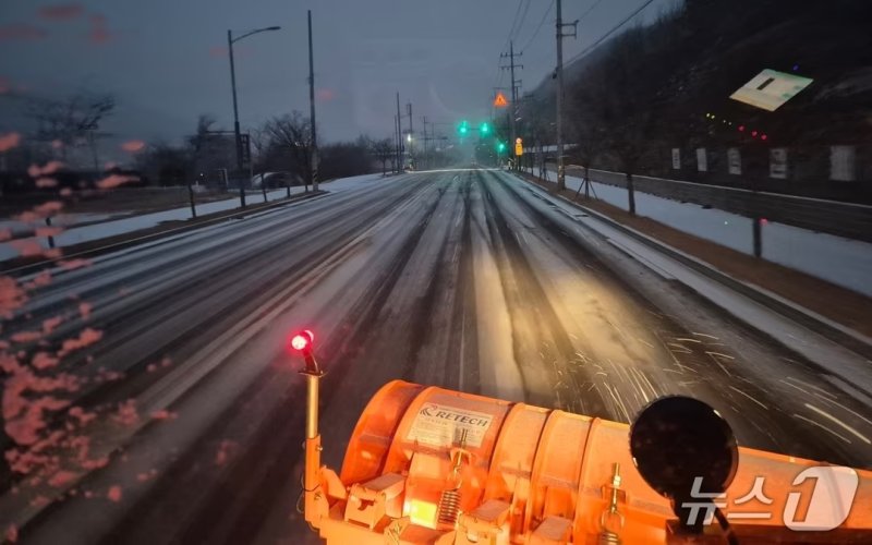 밤새 내린 눈으로 2일 오전 경북 구미시 형곡동~금오산 도립공원 순환도로 구간에 눈이 쌓여 차량운행이 통제된 가운데 제설차량이 도로의 눈을 치우고 있다. (구미시 제공. 재판매 및 DB금지)/뉴스1