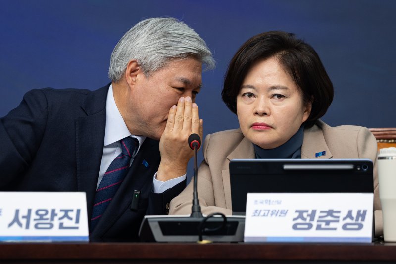 서왕진 조국혁신당 원내대표와 정춘생 최고위원이 2일 서울 여의도 국회에서 열린 최고위원회의에서 대화하고 있다. 뉴스1