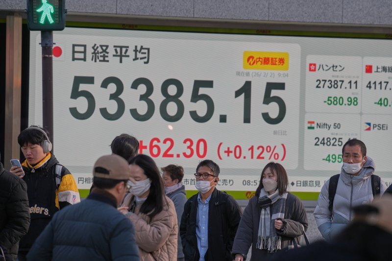 2일 일본 도쿄의 한 증권 회사 앞에서 시민들이 주가 지수가 표시된 전광판 앞을 지나고 있다.AP뉴시스