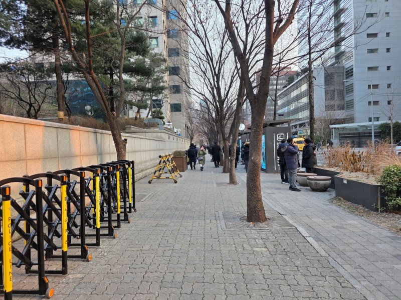 불법 포장마차가 있던 자리에 놓인 바리케이드 (출처=연합뉴스)