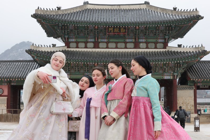 지난해 설 연휴 중 서울 경복궁을 찾은 외국인 관광객들 모습. /뉴스1 ⓒ News1 박세연 기자