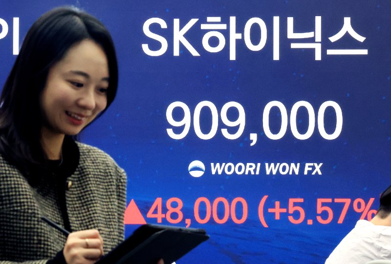 지난 1월30일 서울 중구 우리은행 본점 딜링룸 전광판에 SK하이닉스 종가가 표시되고 있다. 이날 SK하이닉스는 48,000원(5.57%) 상승한 90만9000원에 마감했다. 2026.1.30/뉴스1 ⓒ News1 이호윤 기자