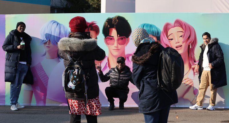 경기 용인시 에버랜드 내 케이팝 데몬 헌터스 팝업존을 찾은 외국인 관람객들이 기념촬영하고 있다. 2025.12.29/뉴스1 ⓒ News1 장수영 기자