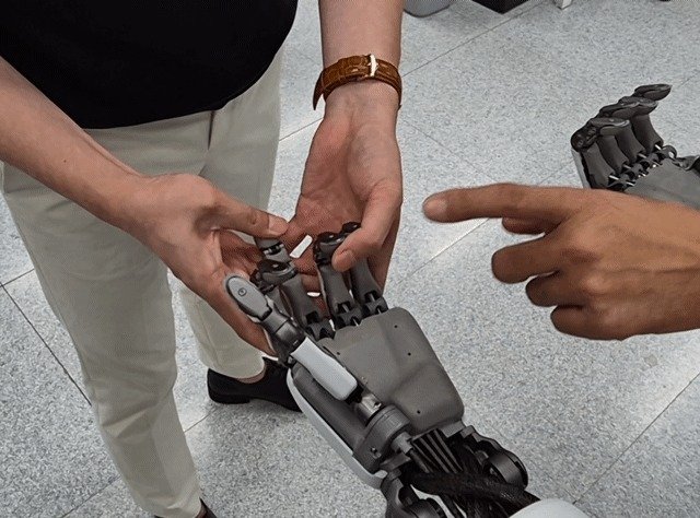 기자가 위로보틱스의 범용 휴머노이드 로봇 '알렉스'의 역구동성을 체험하고 있다./뉴스1