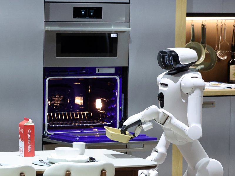 세계 최대 IT(정보기술)·가전 전시회 'CES 2026' 개막을 하루 앞둔 5일(현지시간) 미국 네바다주 라스베이거스 컨벤션센터(LVCC)에서 열린 LG전자 사전 부스투어에서 AI 홈로봇 'LG 클로이드'가 아침식사를 준비하고 있다. 2026.1.6/뉴스1 ⓒ News1 황기선 기자