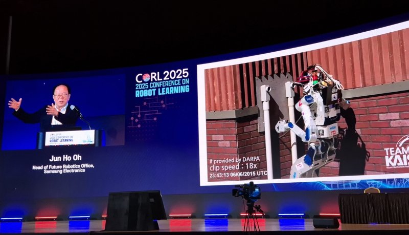 오준호 삼성전자 미래로봇추진단장이 30일 서울 강남구 코엑스에서 열린 콘퍼런스 온 로봇 러닝(CoRL)2025에서 키노트를 하고 있다.2025.9.30/뉴스1 ⓒ News1 최동현 기자