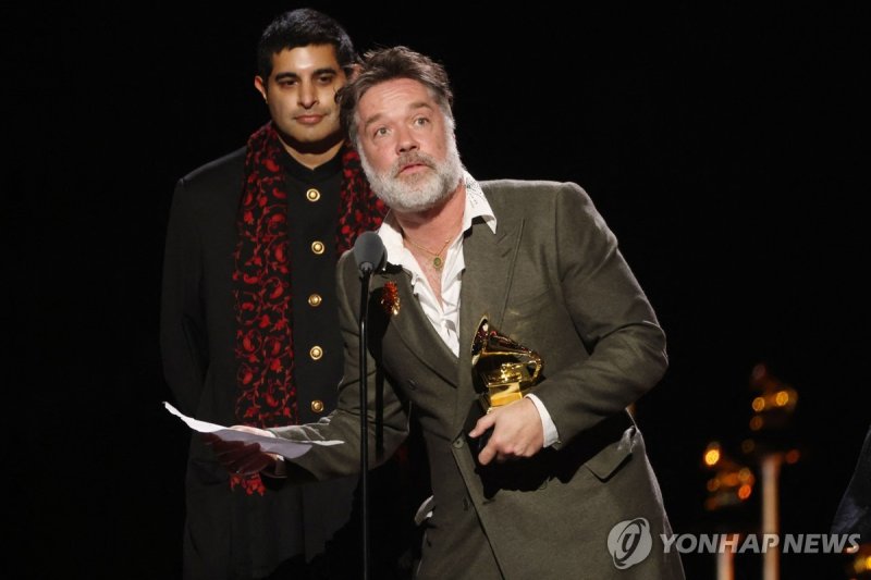 1일 달라이 라마 대신 수상한 루퍼스 웨인라이트 (출처=연합뉴스)