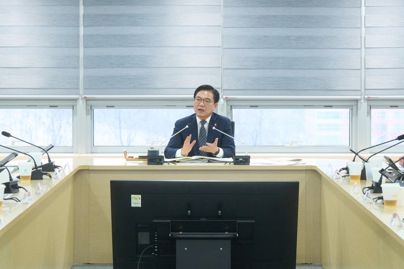 [천안=뉴시스] 김석필 천안시장 권한대행이 2일 확대간부회의를 주재하고 있다. (사진=천안시 제공) 2026.02.02 photo@newsis.com *재판매 및 DB 금지