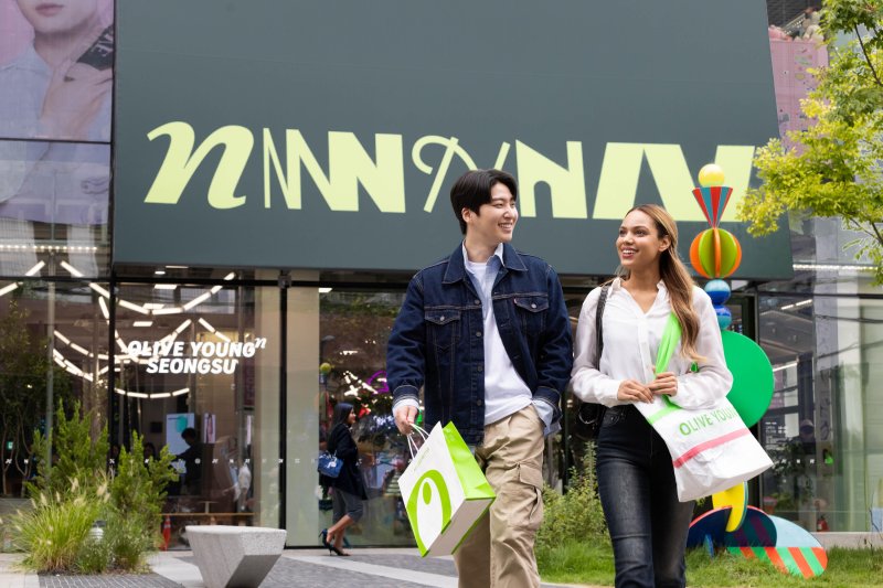 [서울=뉴시스] CJ올리브영은 일본 최대 잡화점 돈키호테(ドン·キホーテ)와 손잡고 외국인 관광객을 대상으로 한 프로모션을 강화한다고 2일 밝혔다. 사진은 외국인 관광객이 올리브영N 성수 매장에서 쇼핑을 마치고 나오는 모습. (사진=CJ올리브영 제공) 2026.02.02. photo@newsis.com