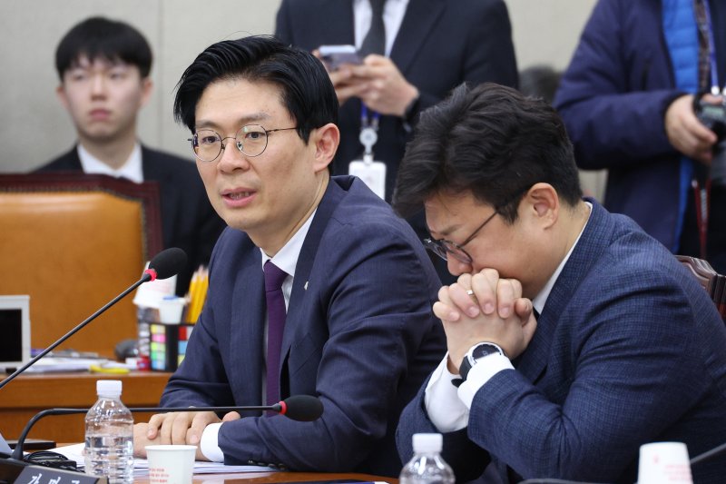 조정훈 국민의힘 의원이 13일 서울 여의도 국회에서 열린 정치개혁특별위원회 전체회의에서 발언하고 있다. 뉴스1