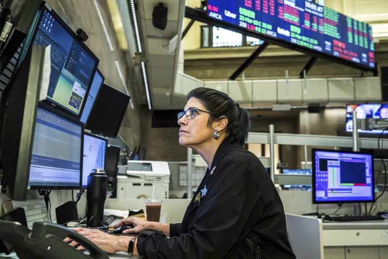 [뉴욕=AP/뉴시스] 이번 주 뉴욕 증시는 연방준비제도(Fed·연준)의 정책 방향을 가늠할 1월 고용보고서와 알파벳·아마존 등 빅테크 기업들의 실적 발표에 투자자들의 관심이 집중될 전망이다. 사진은 뉴욕 증권거래소에서 한 중개인이 주식 시세를 지켜보고 있다. 2026.02.02.