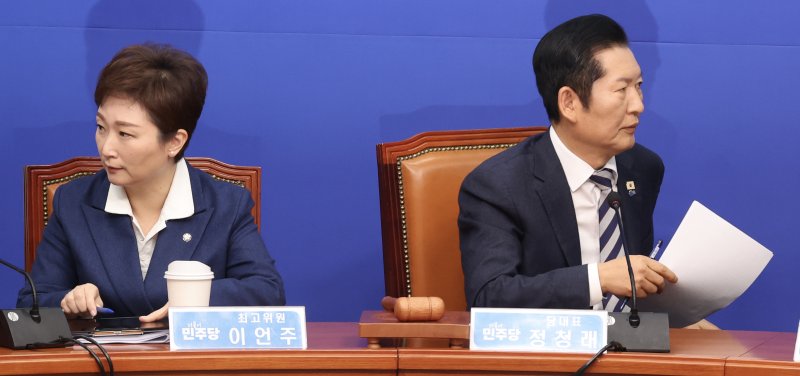 정청래 더불어민주당 대표와 이언주 최고위원이 2일 오전 서울 여의도 국회에서 열린 최고위원회의에서 각자 다른 곳을 바라보고 있다. 뉴시스