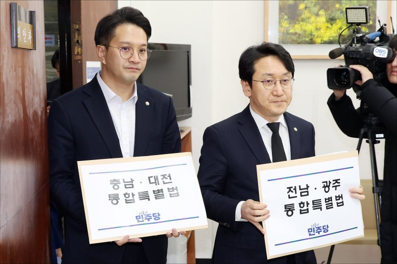 천준호 더불어민주당 원내수석부대표와 전용기 원내소통수석부대표가 서울 여의도 국회 의안과에 '충남·대전 통합특별법'과 '전남·광주 통합특별법'을 제출하고 있다. 2026.1.30/뉴스1 ⓒ News1 신웅수 기자