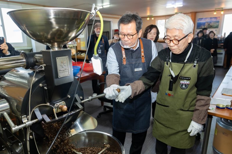 노인일자리 체험하는 김홍규 시장 (출처=연합뉴스)