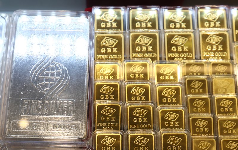 1일 오후 서울 시내 금은방에 골드바와 실버바 등이 진열돼 있다. 2026.2.1/뉴스1 ⓒ News1 김민지 기자