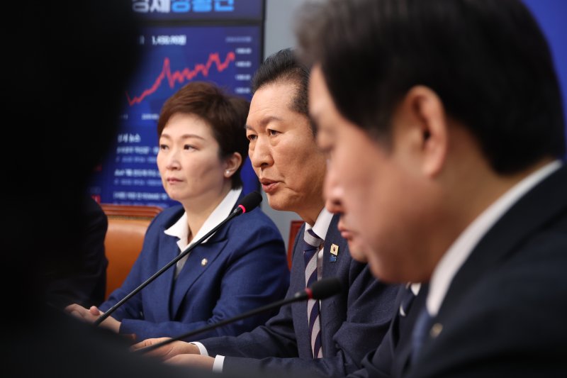 [서울=뉴시스] 조성봉 기자 = 정청래 더불어민주당 대표가 2일 오전 서울 여의도 국회에서 열린 최고위원회의에서 발언을 하고 있다.2026.02.02. suncho21@newsis.com