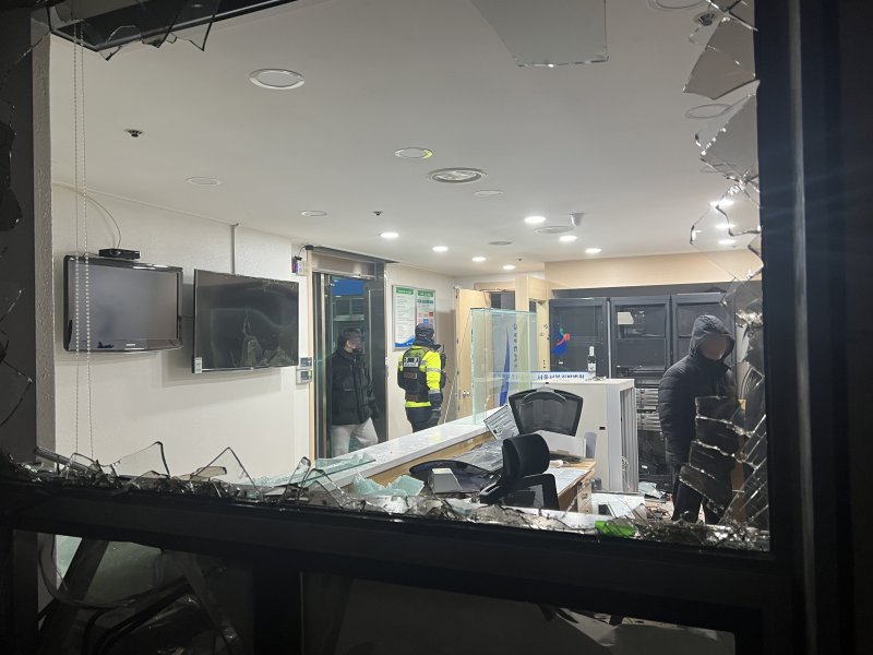 지난해 1월 19일 새벽 윤석열 전 대통령에 대한 구속영장이 발부되자 서울서부지법에 지지자들이 진입해 난동을 부리자 경찰이 진압에 나서고 있다. 2025.1.19/뉴스1 ⓒ News1 김민수 기자