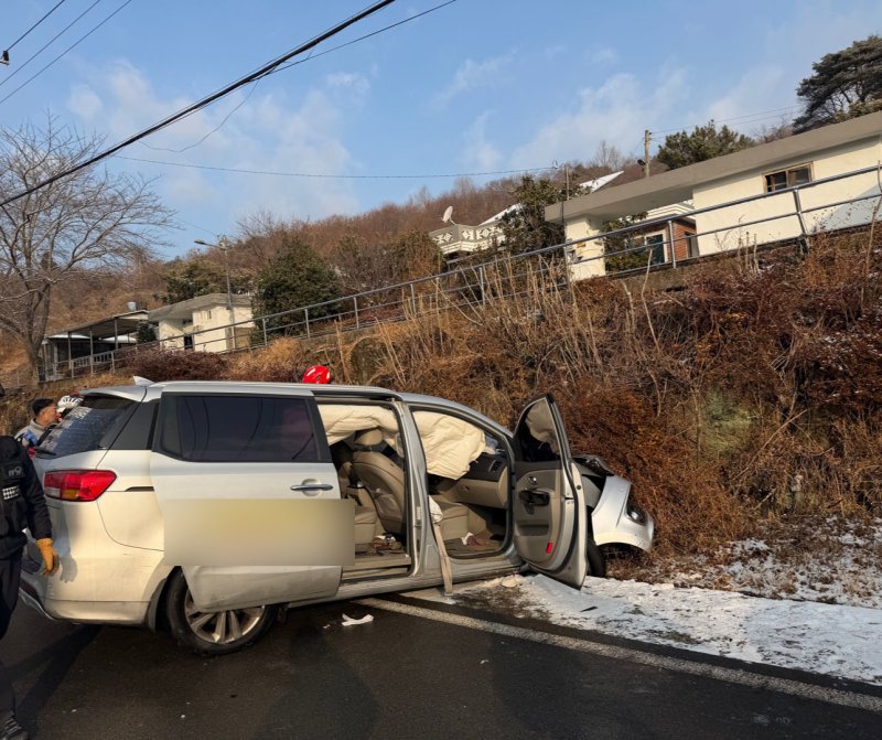 2일 오전 8시 48분쯤 전남 순천시 상사면 장수마을 입구에서 노인복지센터 차량이 눈길에 미끄러진 모습. (전남소방본부 제공. 재판매 및 DB 금지)
