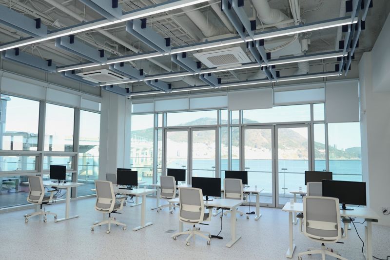 부산 서구 송도해수욕장 일대에 구축된 ‘휴앤워크 서구 워케이션 센터’ 내부 모습. 부산창조경제혁신센터 제공