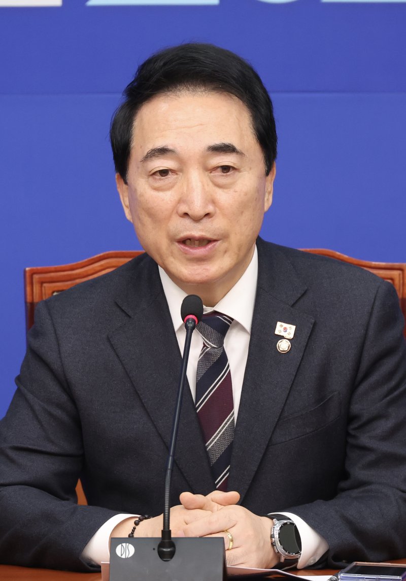 [서울=뉴시스] 조성봉 기자 = 박수현 더불어민주당 수석대변인이 22일 서울 여의도 국회에서 정청래 대표가 조국혁신당에 합당을 제안한 것과 관련해 취재진의 질문에 답변하고 있다. 2026.01.22. suncho21@newsis.com