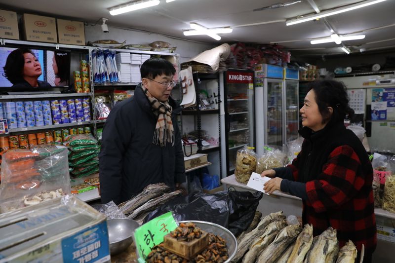 안형준 국가데이터처장은 지난달 29일 서울 수유시장을 찾아 상인에게 물가조사 협조에 감사 인사를 전하면서 설 성수품 가격을 점검하고 있다. 국가데이터처 제공
