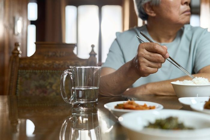 '외롭고 낮고 쓸쓸한' 1인 가구... 65세 전 '조기 사망' 위험 높은 이유 [혼자인家]