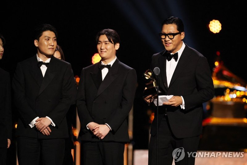 1일(현지시간) 그래미 수상 소감 발표하는 '골든' 작곡가들 (출처=연합뉴스)