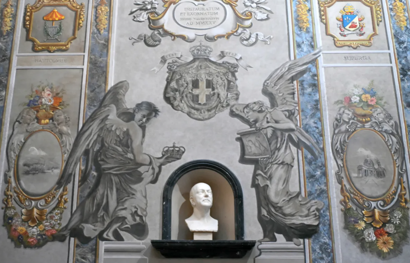 이탈리아 수도 로마의 한 성당에서 복원된 벽화 속 천사(오른쪽)가 조르자 멜로니 이탈리아 총리를 닮았다며 논란이 되고 있다./사진AFP·연합뉴스