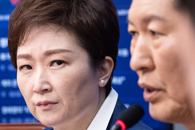 이언주 더불어민주당 최고위원이 2일 서울 여의도 국회에서 열린 최고위원회의에서 정청래 대표를 바라보고 있다. 2026.2.2/뉴스1 ⓒ News1 이승배 기자