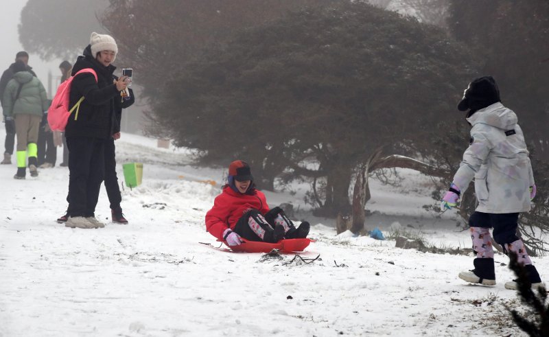 [제주=뉴시스] 우장호 기자 = 제주도 산지에 대설주의보가 내려진 2일 오전 제주시 어승생 삼거리 인근 산록도로변에서 외국인 관광객들이 겨울 정취를 만끽하고 있다. 2026.02.02. woo1223@newsis.com