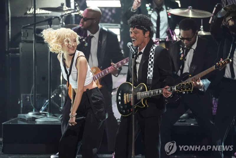 그래미 오프닝 공연하는 로제(왼쪽부터)와 브루노 마스 (출처=연합뉴스)