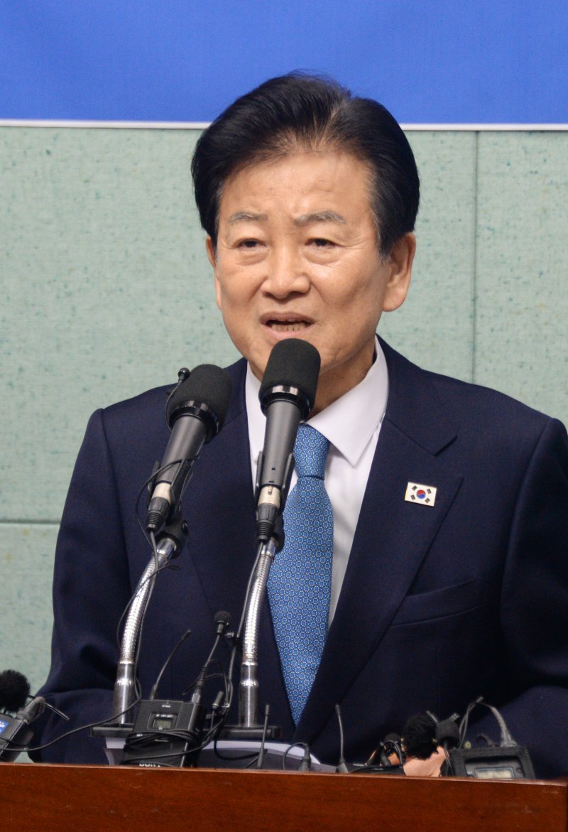 정동영 통일부 장관이 2일 전북 전주시 전북특별자치도의회 기자회견장에서 열린 5극3특과 관련한 기자회견에 참석해 기자들의 질의에 답변하고 있다. 뉴시스