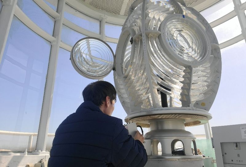 부산지방해양수산청 직원이 부산 가덕도 등대에서 등명기를 점검하고 있다. 부산지방해양수산청 제공