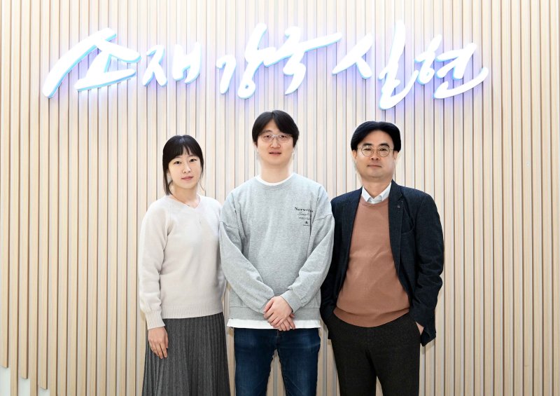 [창원=뉴시스]소량의 타액(침)만으로 간질, 파킨슨병, 조현병과 같은 주요 신경계 질환을 조기에 진단할 수 있는 기술을 개발한 한국재료연구원(KIMS)과 고려대학교 연구팀. 오른쪽부터 KIMS 바이오·헬스재료연구본부 책임연구원 박성규 박사, 고려대 정호상 교수, KIMS 이민영 박사.(사진=한국재료연구원 제공) 2026.02.02. photo@newsis.com