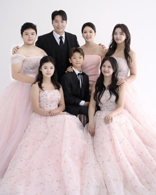 이동국, 결혼 20주년 가족사진…훌쩍 자란 5남매 '눈길'