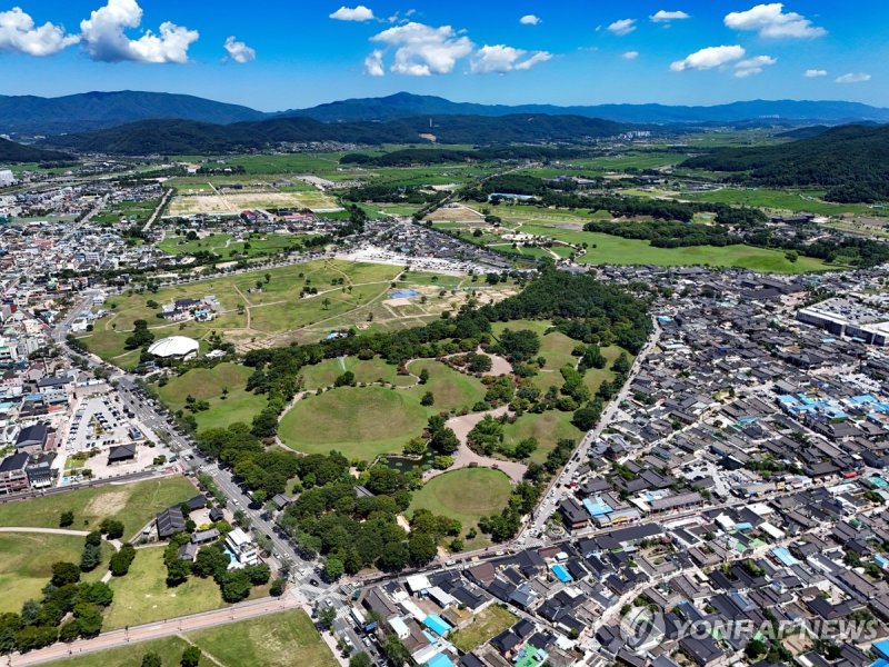 대릉원과 경주시내 (출처=연합뉴스)