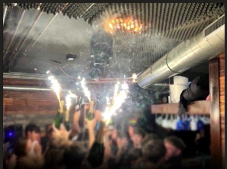 [서울=뉴시스] 새해 첫날인 1일 오전 1시 30분께 스위스 발레주 크랑몽타나 스키 리조트 술집 '르 콩스텔라시옹'에서 발생한 화재 참사 직전 찍힌 것으로 알려진 사진이다. 사고는 샴페인 병에 꽂아 올린 '스파클러(불꽃 캔들)' 불티가 천장 마감재로 옮겨붙으면서 발생한 것으로 조사됐다. (사진=엑스(X) 갈무리)