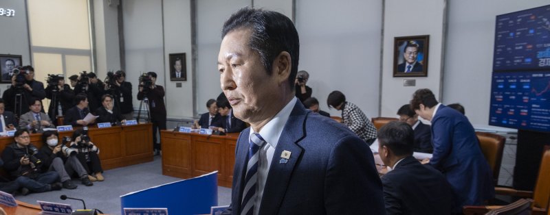 정청래 더불어민주당 대표가 2일 국회에서 열린 최고위원회의를 마친 뒤 자리를 떠나고 있다. 이날 최고위에서는 조국혁신당과의 합당 제의에 최고위원들의 반대 의견이 강하게 표출됐다. 연합뉴스