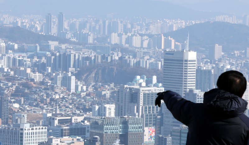 [서울=뉴시스] 박주성 기자 = 1일 서울 중구 남산에서 서울시내 아파트와 주택이 보이고 있다. 2026.02.01. park7691@newsis.com