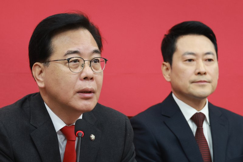 [서울=뉴시스] 고승민 기자 = 송언석 국민의힘 원내대표가 2일 서울 여의도 국회에서 열린 최고위원회의에서 발언하고 있다. 2026.02.02. kkssmm99@newsis.com