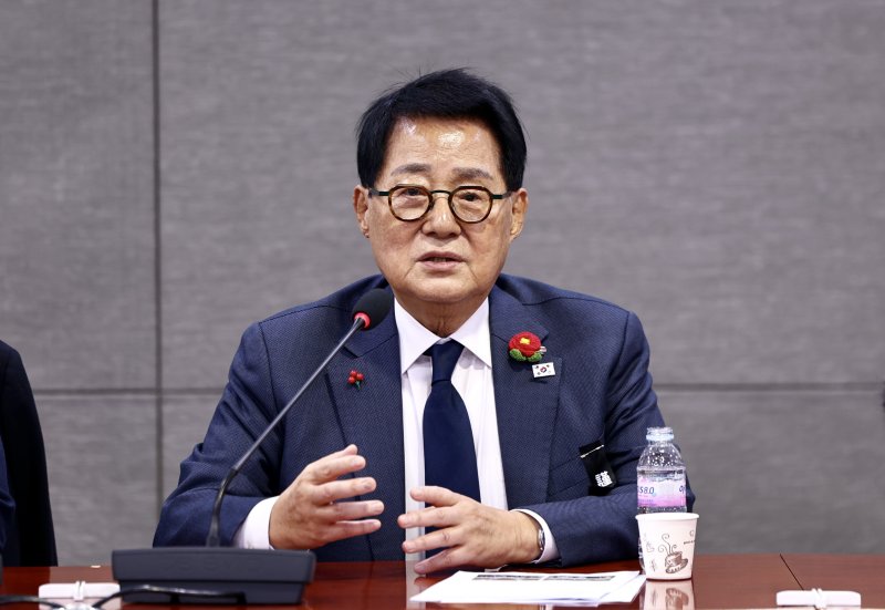 [서울=뉴시스] 김명년 기자 = 박지원 더불어민주당 의원이 27일 오후 서울 여의도 국회 의원회관에서 열린 북한이탈주민특별위원회 출범식에서 발언하고 있다. 2026.01.27. kmn@newsis.com