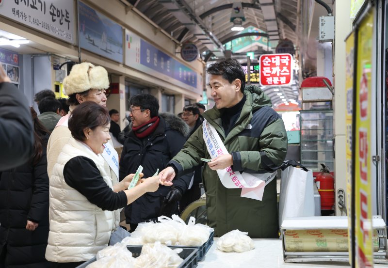 [춘천=뉴시스] 2일 강원특별자치도(도지사 김진태)는 올해 설 명절을 앞두고 2일부터 오는 13일까지 도 내 전통 시장을 찾아 설맞이 장보기 행사를 추진한다고 밝혔다. 사진은 지난해 화천 시장에서 설명절 장보기 행사에 나선 김진태 도지사. 강원특별자치도 제공. *재판매 및 DB 금지