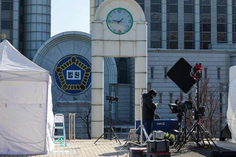 김건희 여사의 자본시장과 금융투자업에 관한 법률 위반, 알선수재, 정치자금법 위반 등 혐의 1심 선고기일인 28일 오후 서울 서초구 중앙지방법원에서 방송사 관계자들이 중계 준비를 하고 있다. 2026.1.28/뉴스1 ⓒ News1 안은나 기자