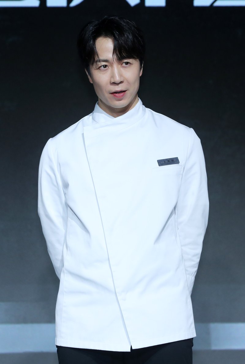 [서울=뉴시스] 김혜진 기자 = 손종원 셰프가 서울 종로구 JW 메리어트 동대문 스퀘어 서울에서 열린 넷플릭스 예능 '흑백요리사: 요리 계급 전쟁2' 제작발표회에서 포즈를 취하고 있다. 2025.12.17. jini@newsis.com