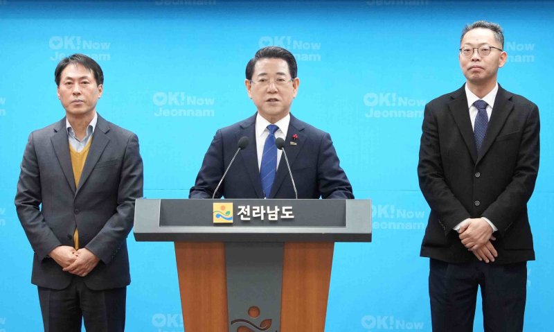 김영록 전라남도지사가 2일 도청 브리핑룸에서 전남·광주 반도체 삼각 클러스트 비전에 관련해 발표를 하고 있다.(전남도 제공. 재판매 및 DB금지)2026.2.2/뉴스1