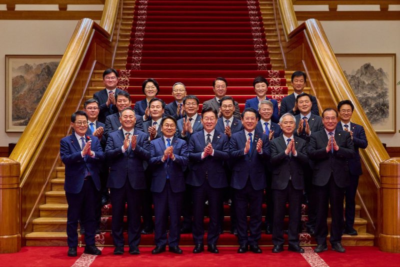 이재명 대통령과 강기정 광주시장, 김영록 전남도지사 그리고 광주전남 지역 국회의원들이 9일 청와대에서 열린 행정통합 관련 간담회 후 기념촬영하고 있다. (전남도 제공. 재판매 및 DB 금지) 2026.1.12/뉴스1 ⓒ News1